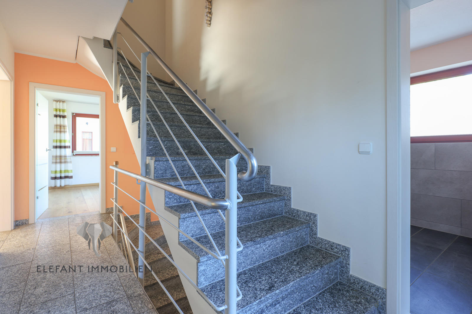 Treppenaufgang ins Obergeschoss
