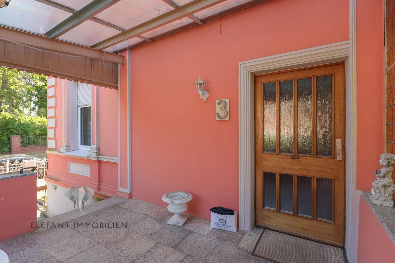 Veranda zum Hauseingang