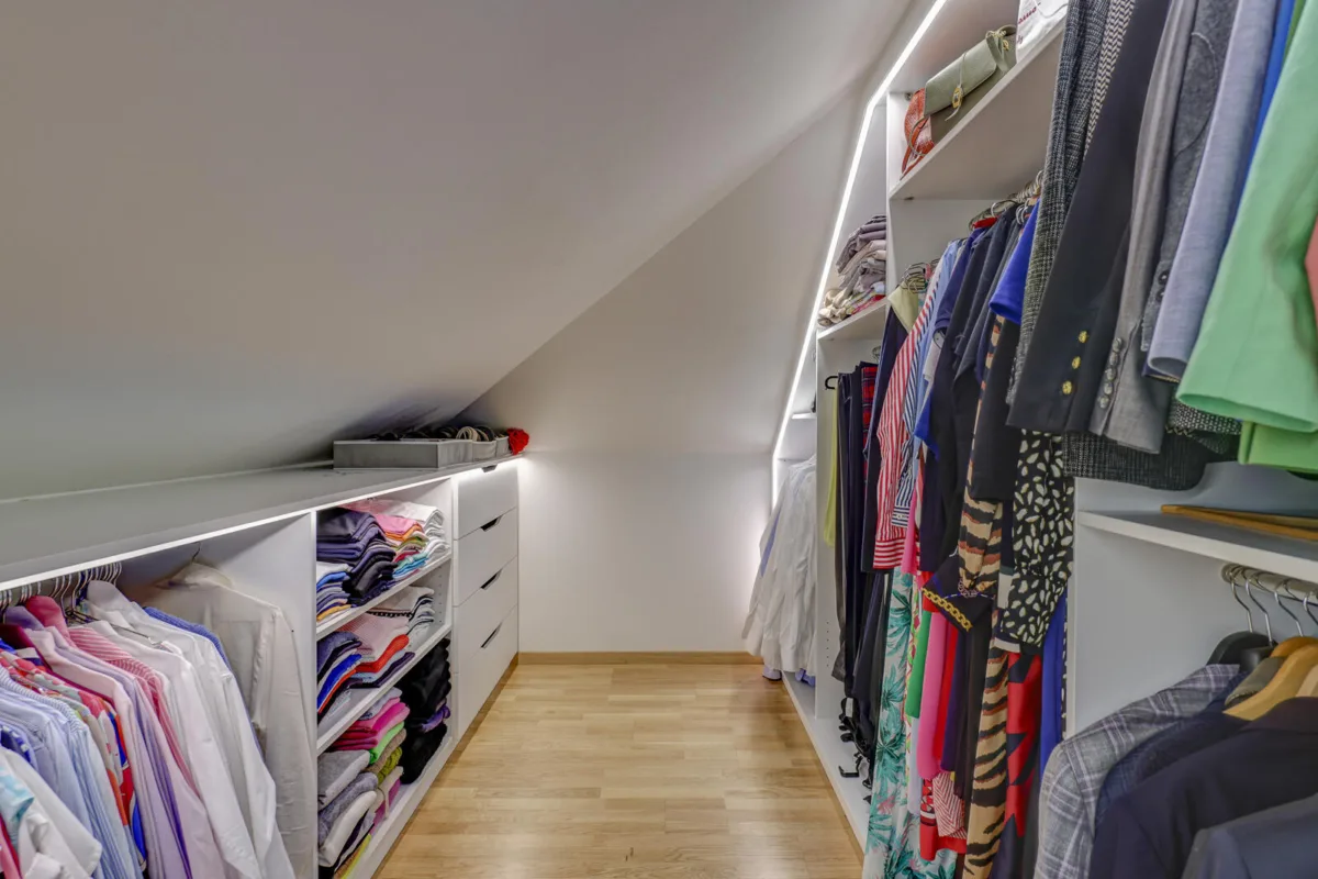 Ankleidezimmer im Schlafzimmer