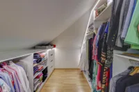 Ankleidezimmer im Schlafzimmer