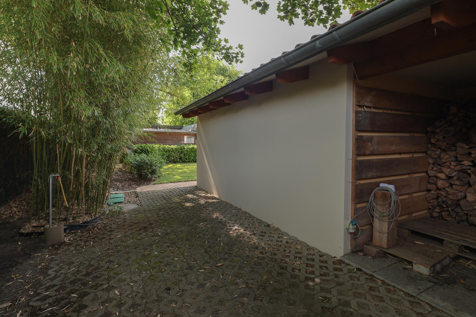 Hinter dem Gartenhaus