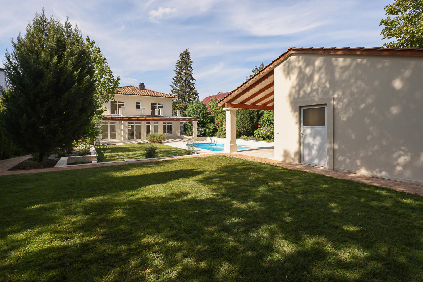 Blick auf Gartenhaus