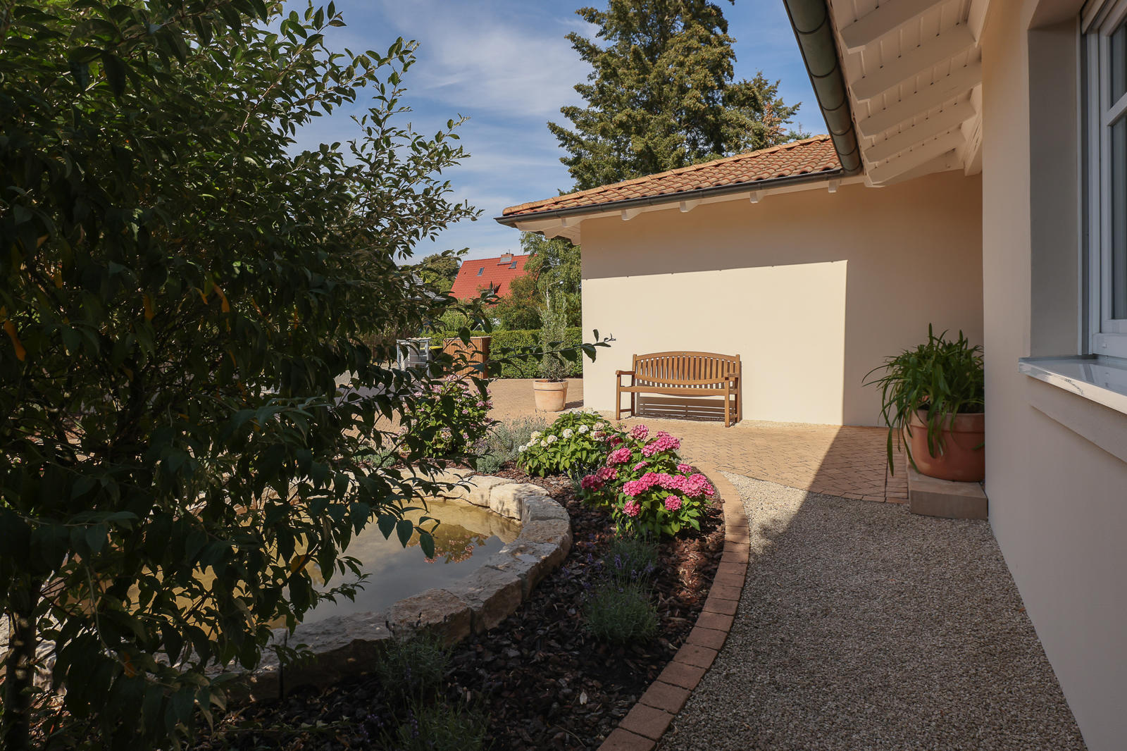 Vor dem Haus