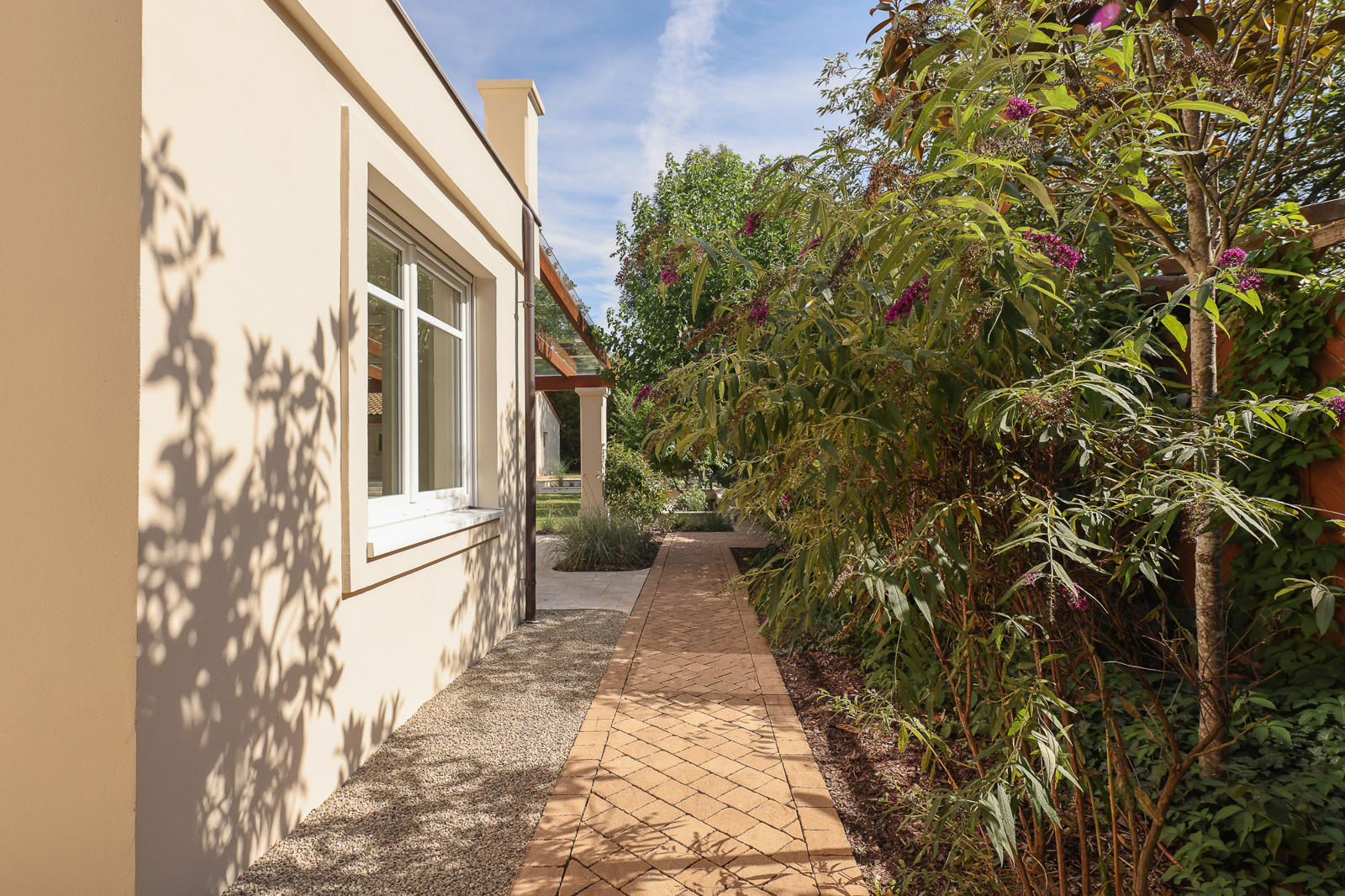 Weg rechts neben Haus